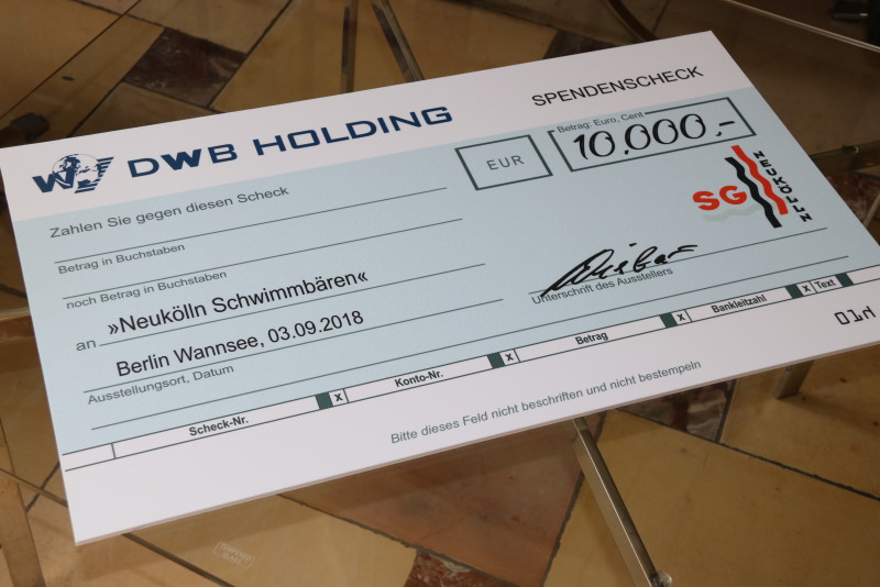 Der symbolische Scheck über 10.000 Euro für den Neuköllner Schwimmbär e.V.