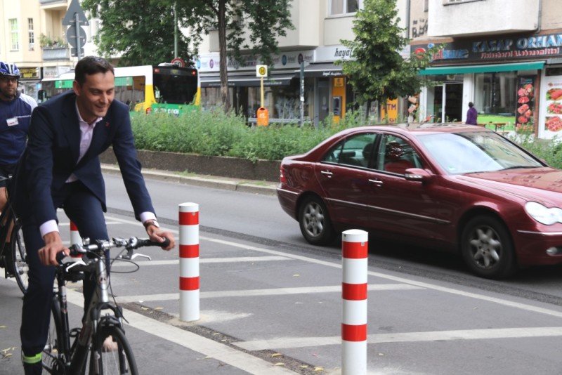 Bezirksbürgermeister Hikel erprobt das sichere Fahren auf dem neuen Radweg - trotz starken Auto-Verkehrs