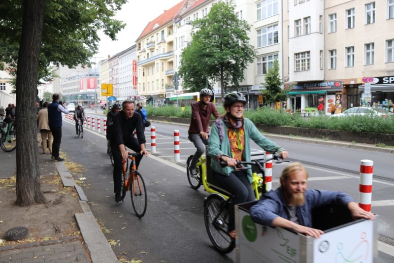 Gemeinsames Radeln mit Fahrrädern und Lastenrädern zur Eröffnugn des neuen geschützten Radfahrstreifens in der Karl-Marx-Straße