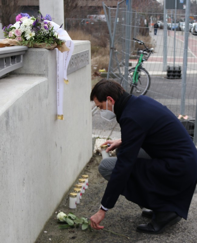 Bürgermeister Hikel legt Blumen auf der Hatun-Sürücü-Brücke nieder