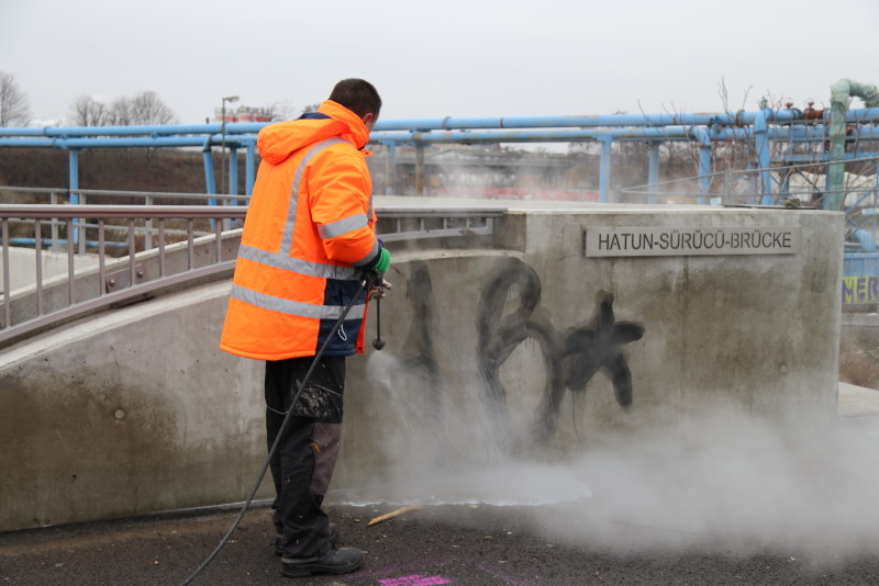 Beseitigung von Graffiti auf der Hatun Sürücü Brücke