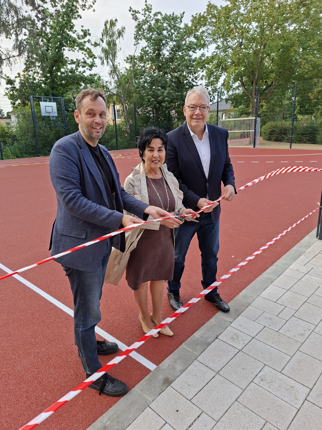 Gemeinsam eröffnen sie die neuen Außenanlagen: Staatssekretär Dr. Torsten Kühne, Bezirksbürgermeisterin Emine Demirbüken-Wegner und Schulstadtrat Harald Muschner (v.l.)