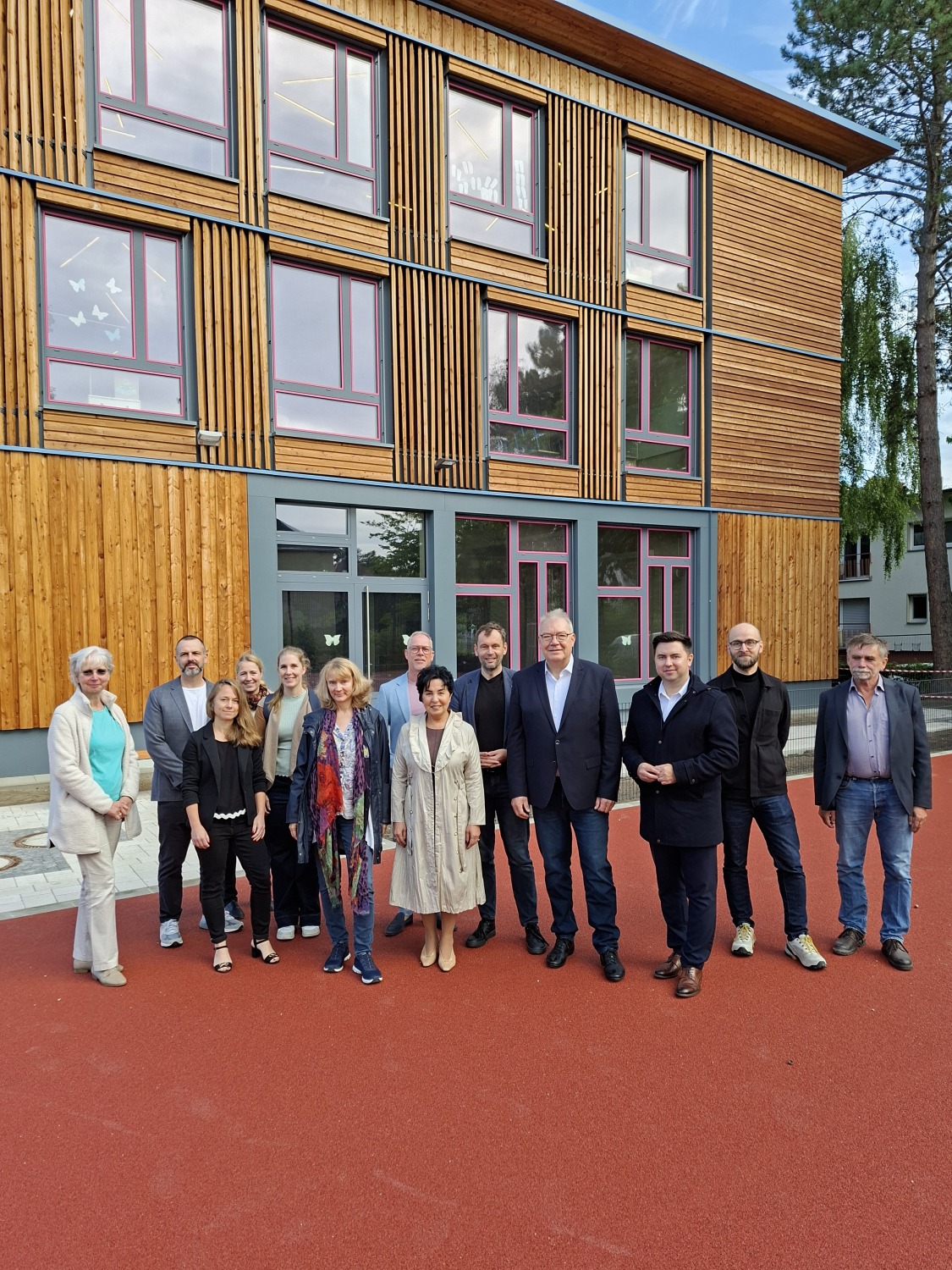 Gruppenfoto mit Staatssekretär Dr. Kühne, Bezirksbürgermeisterin Demirbüken-Wegner, Schulstadtrat Muschner, Schulleiterin Dr. Katrin Jeschke und ihrem Team.
