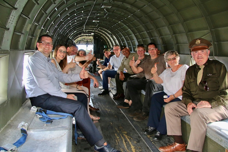 Belade-Crew sitzt in der DC-3