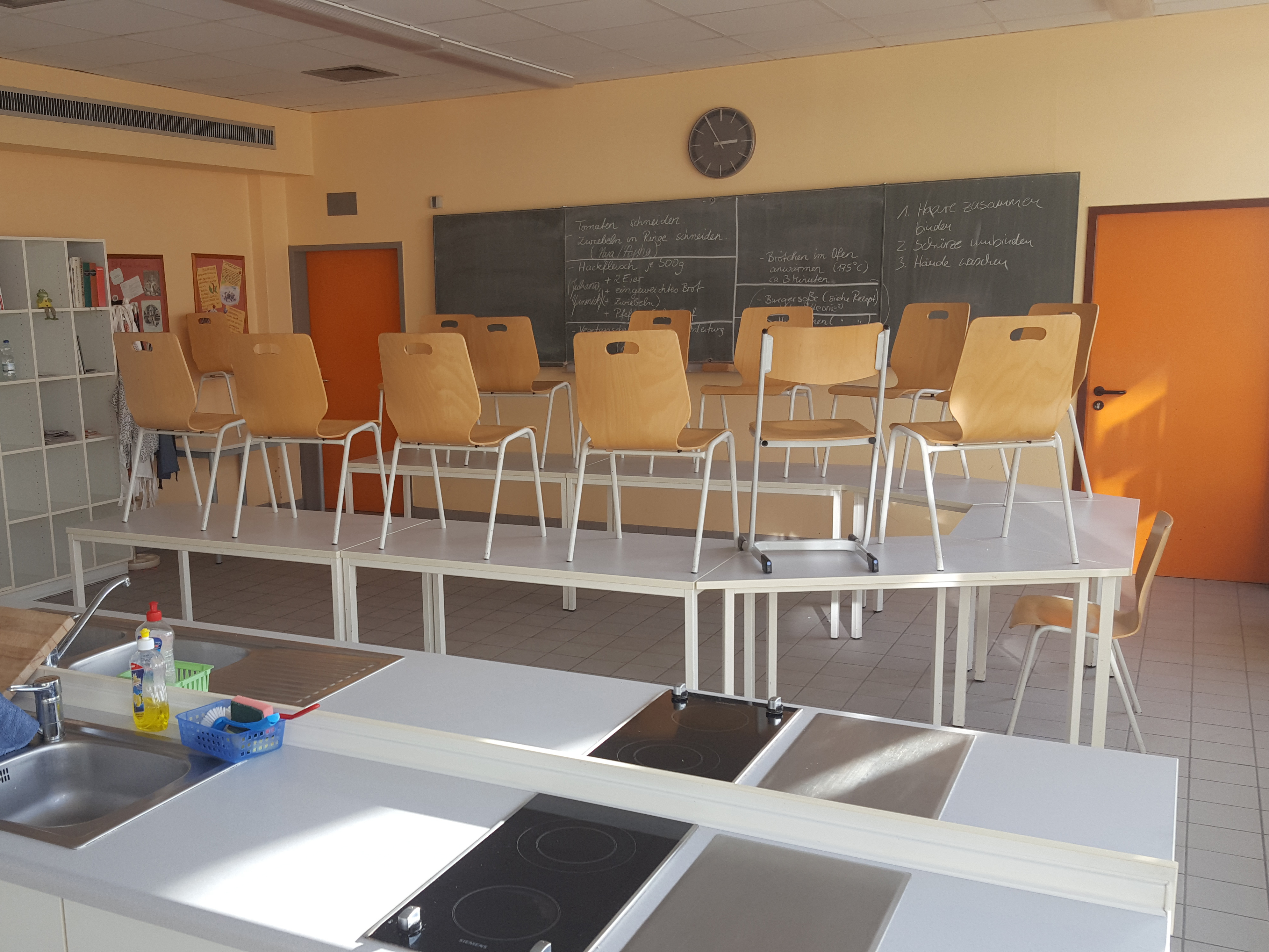 Unterrichtsraum mit Küchenzeile B.-Traven-Gemeinschaftsschule Spandau
