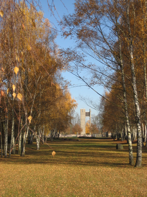 Von Bäumen eingefasste Rasenfläche, anonyme Urnengrabstellen, im Hintergrund Feierhalle, Landschaftsfriedhof Gatow