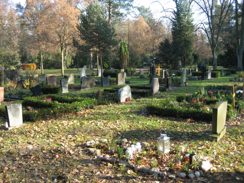 Ansicht von Erdwahlgrabstellen im Herbst Friedhof In den Kisseln
