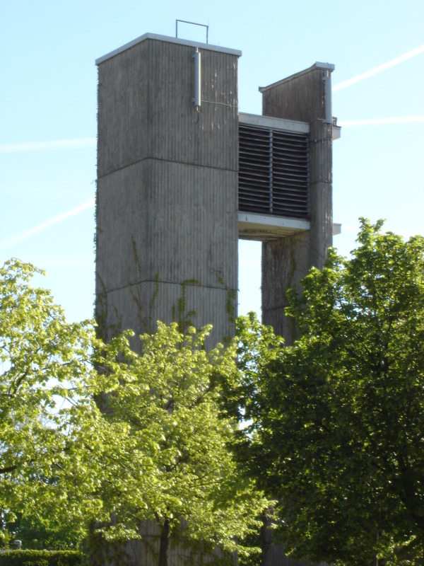 Ansicht des Glockenturmes auf dem Landschaftsfriedhof Gatow