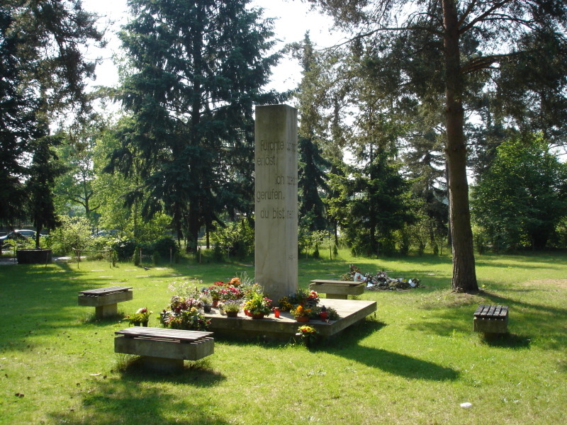 Steindenkmal mit Blumenablage und Bänken, Stiftsfeld des Johannesstifts, Friedhof In den Kisseln
