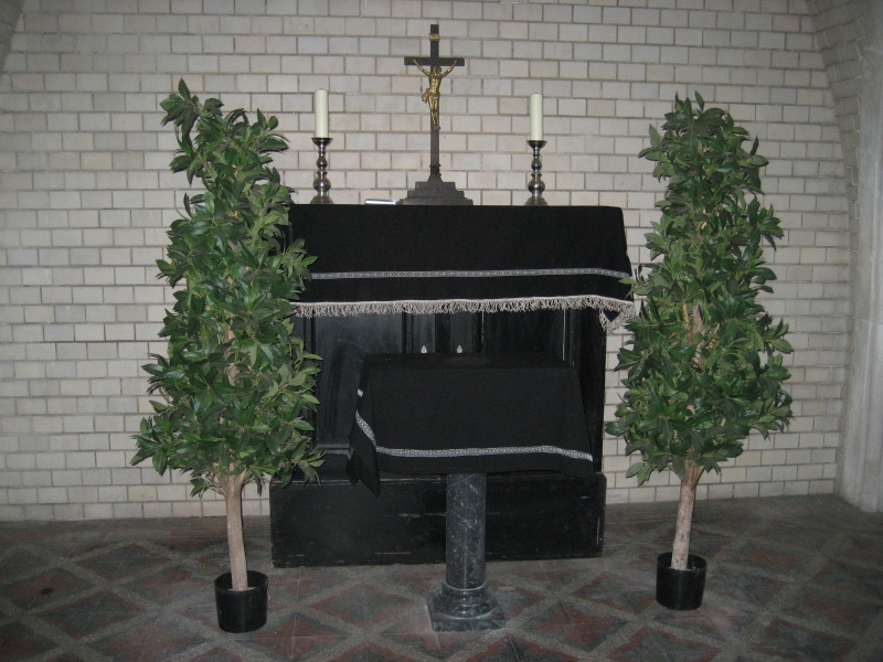 Ansicht des Mausoleums Altarbereich Friedhof In den Kisseln