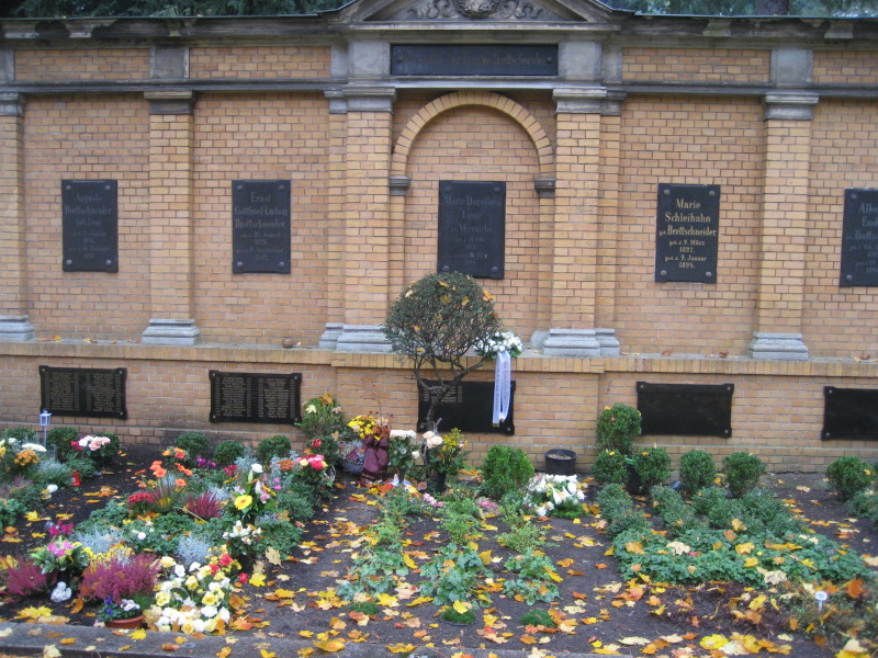 Ansicht einer Urnenruhegemeinschaftsgrabstätte vor einer alten Mauer Friedhof in den Kisseln