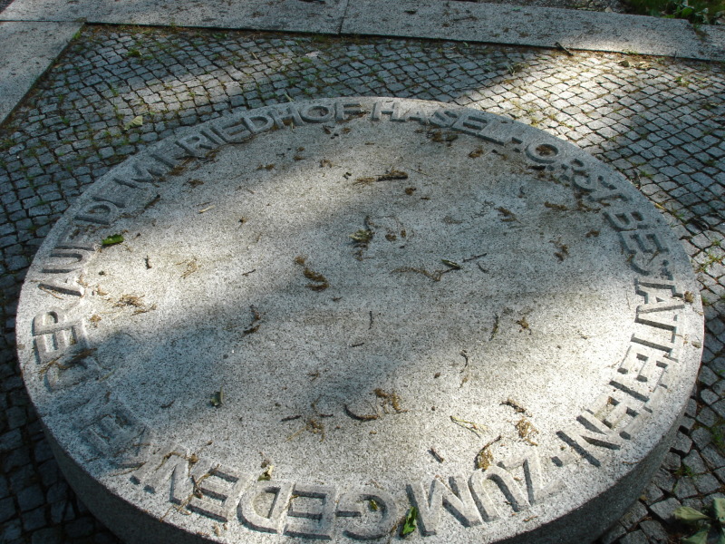 rundes Steindenkmal auf dem Siemensfeld für die Kriegstoten aus einem Arbeitslager des Ersten Weltkrieges im Siemensfeld 