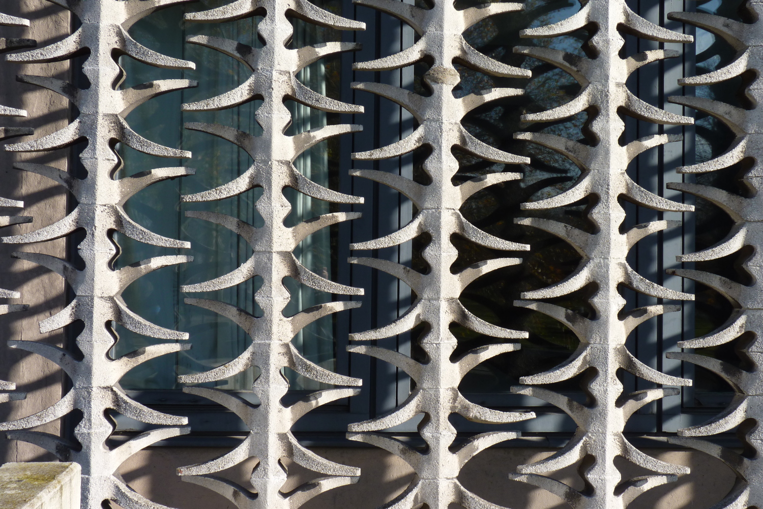 Screenfassade aus an Rückenwirbeln erinnernden Betonelementen