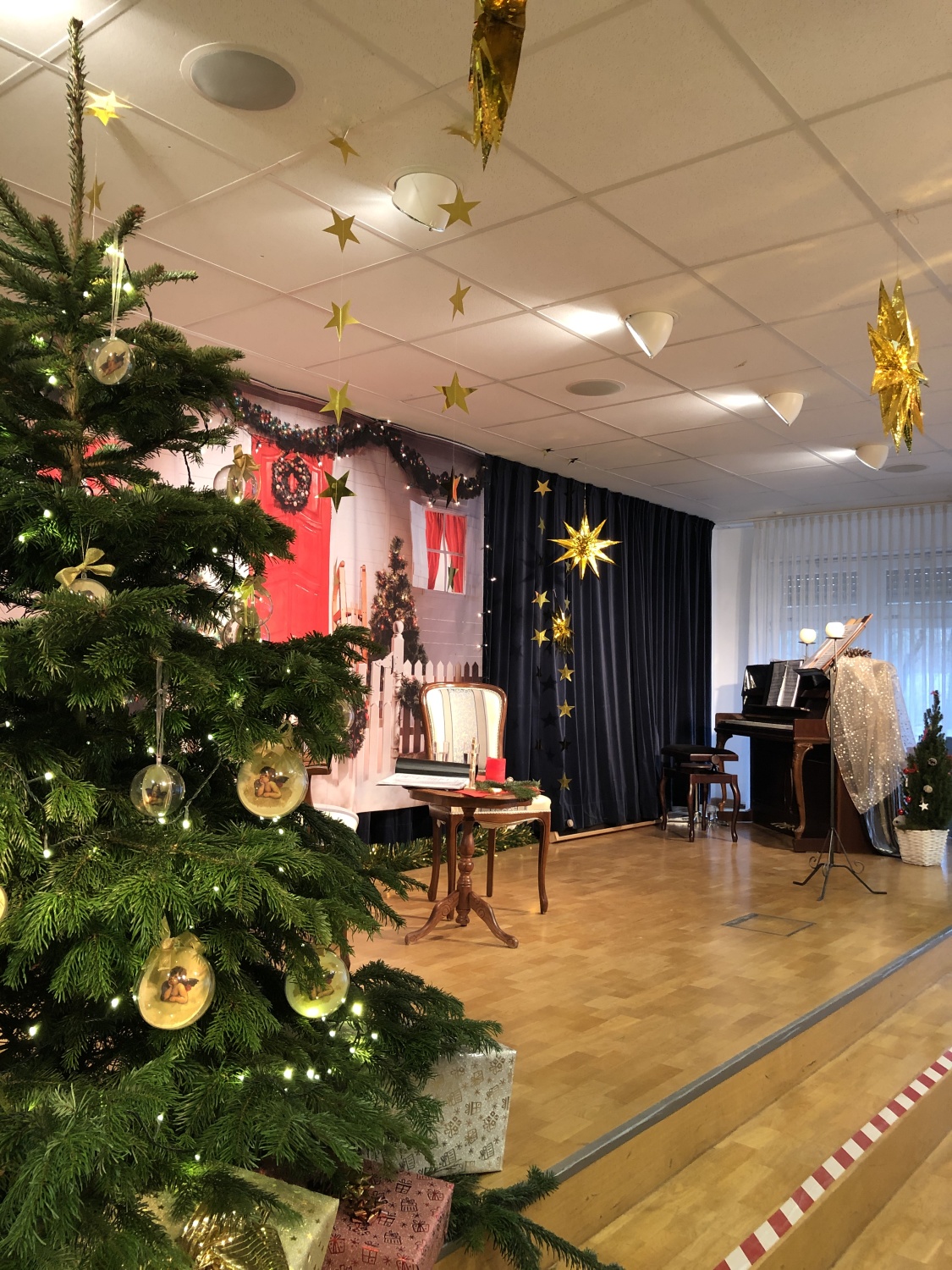 Weihnachtssterne im Hertha-Müller-Haus - Weihnachtlich geschmückte Bühne