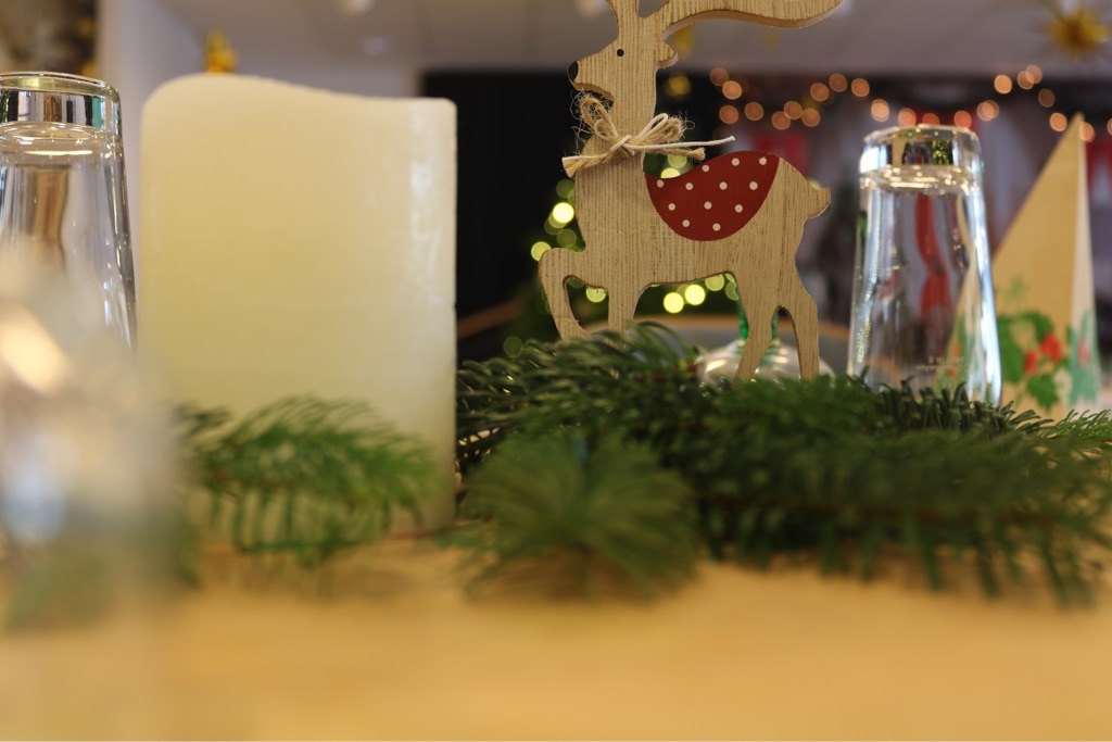 Weihnachtssterne im Hertha-Müller-Haus - Weihnachtliche Tischdekoration