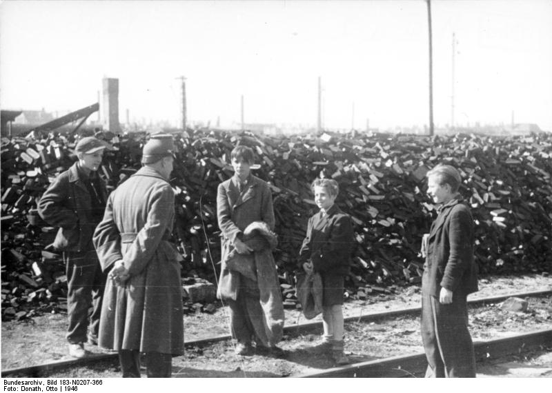Polizei stellt Jugendliche, die auf dem Bahnhofsgelände Wannsee Kohlen stehen wollten.