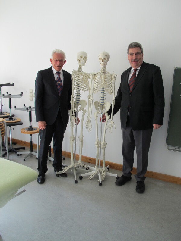 Bezirksbürgermeister Norbert Kopp und Präsident des Abgeordnetenhauses Ralf Wieland im Klassenzimmer der Wannsee Schule für Gesundheitsberufe.