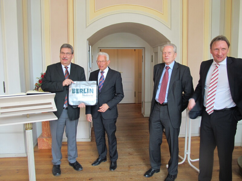 Überreichung der Berlin Südwest-Tasche durch den Bezirksbürgermeister Norbert Kopp an den Präsidenten des Abgeordnetenhauses Ralf Wieland