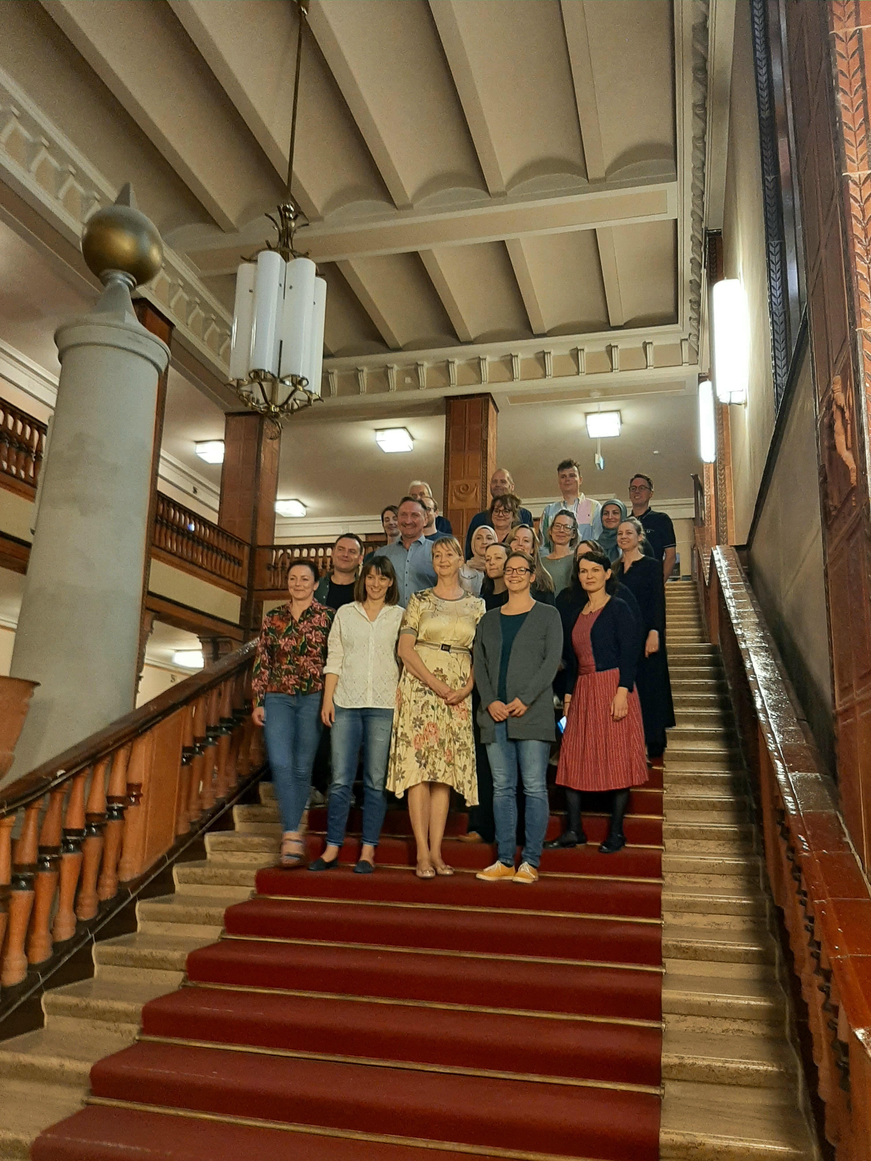 Gruppenbild auf der Treppe im Rathaus Schöneberg