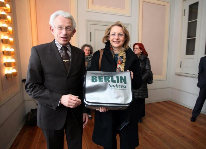 Überreichung der Berlin Südwest-Tasche durch den Bezirksbürgermeister an die Senatorin