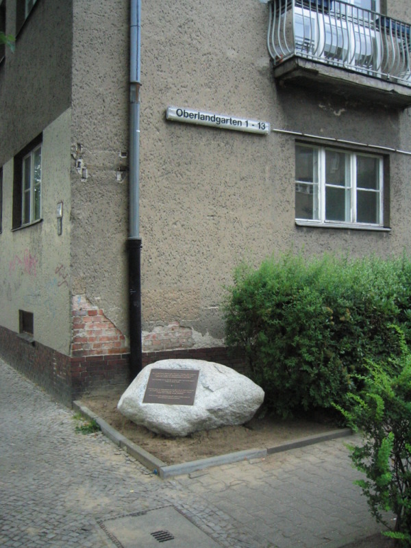 Gedenkstein an der Oberlandstraße für Hatun Sürücü