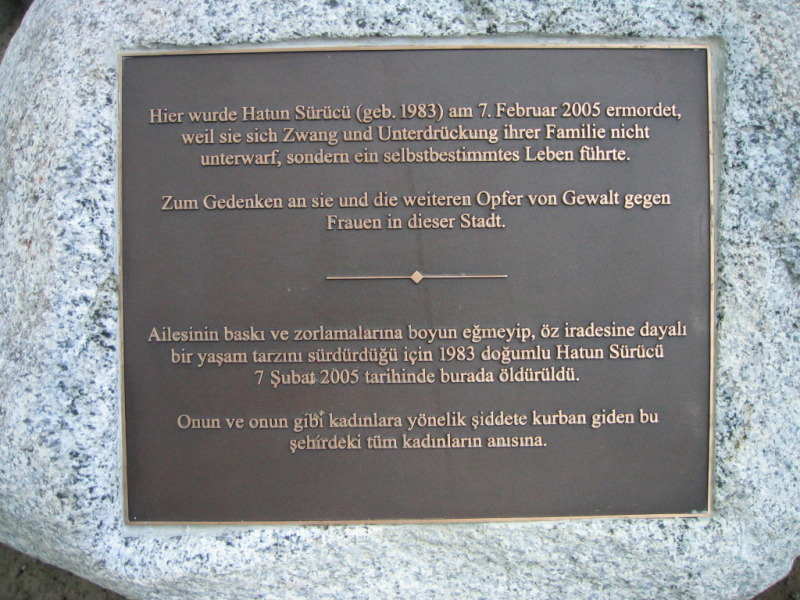 Inschrift des Gedenksteins für Hatun Sürücü