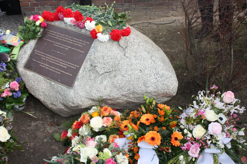 Mit Blumen geschmückter Gedenkstein am Todestag von Hatun Sürücü