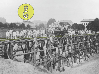 Alte Fotografie eines Brückenbaus