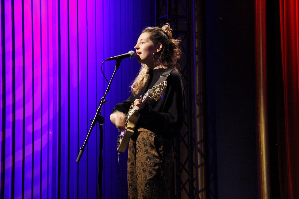 Frau mit Gitarre singt