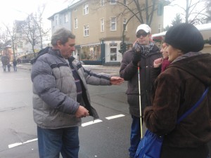 Drei Menschen unterhalten sich auf der Straße.