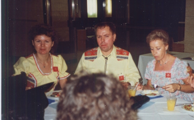 Zwei Frauen und eine Mann sitzen an einem Tisch und essen