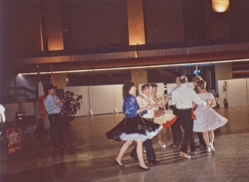 Tanzende Menschen in einem großen Raum