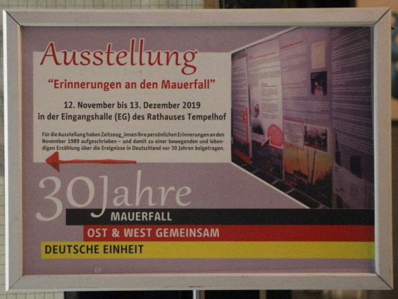 ein Schild, dass auf die Ausstellung im Rathaus Tempelhof hinweist