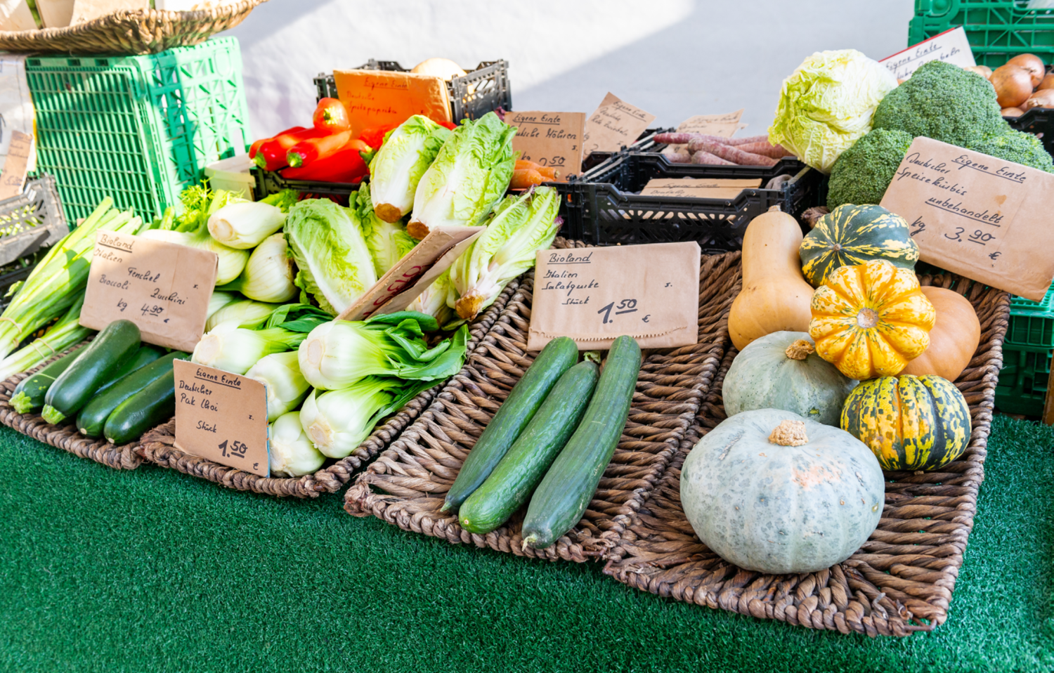 Gemüse wird zum Verkauf an einem Marktstand angeboten.