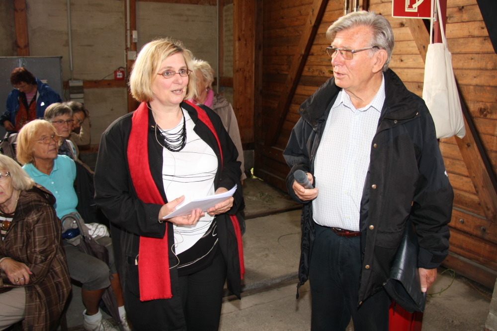 Bezirksbürgermeisterin Angelika Schöttler übergibt das Wort an Herrn Jähnichen, ...