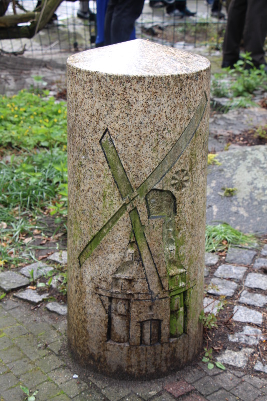 Gedenkstein der Holländermühle am Beginn von Alt-Lichtenrade/Lichtenrader Damm