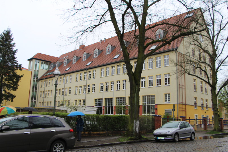 Ulrich-von-Hutten-Gymnasium im der Rehagener Straße