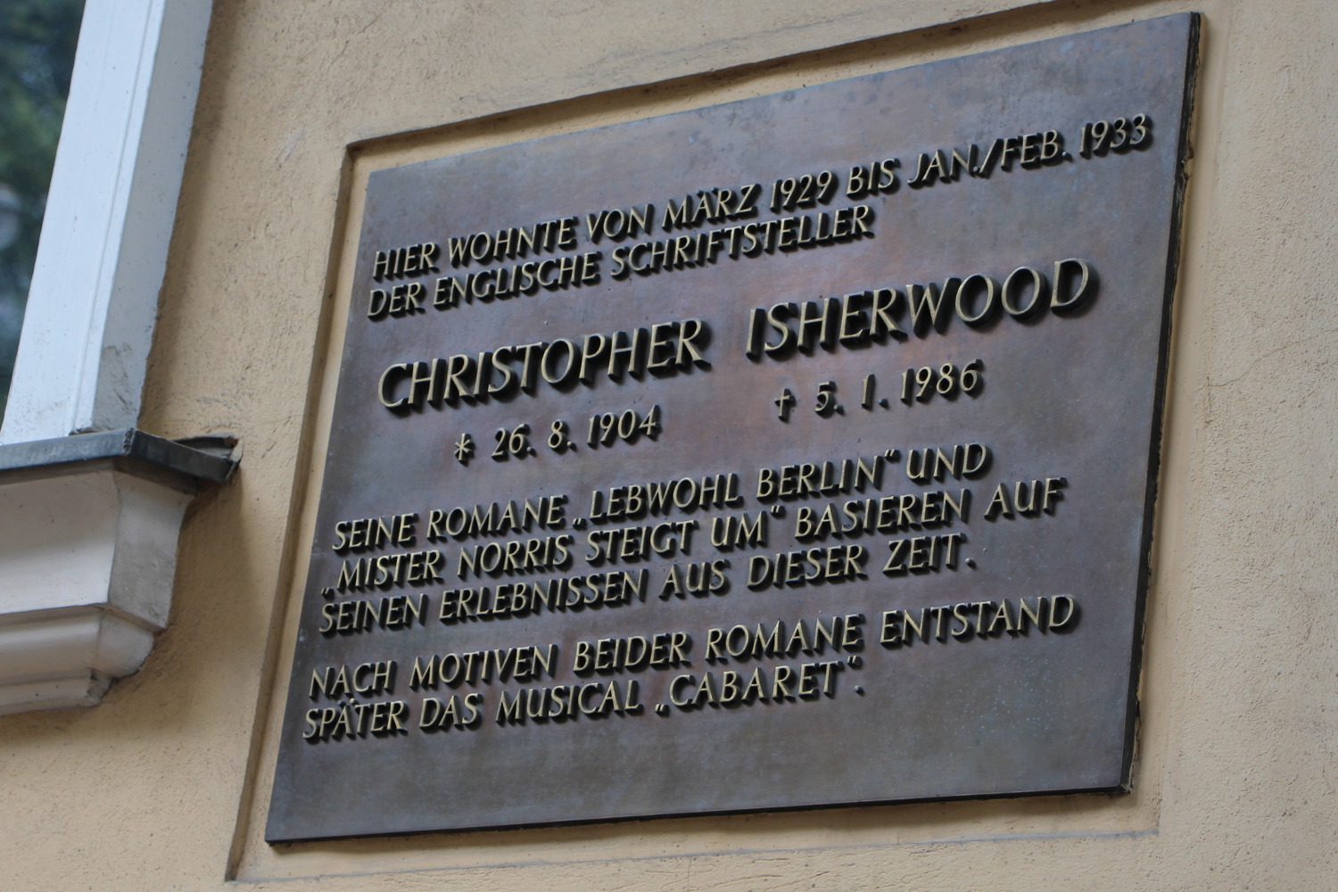 Tafel mit Aufschrift: HIer wohnte von März 1929 bis Jan./Febr. 1933 Christopher Isherwood..