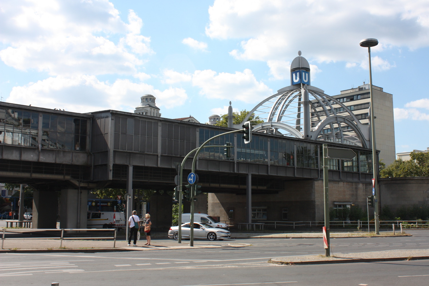 U-Bahnhof überder Straße mit einer Kuppel