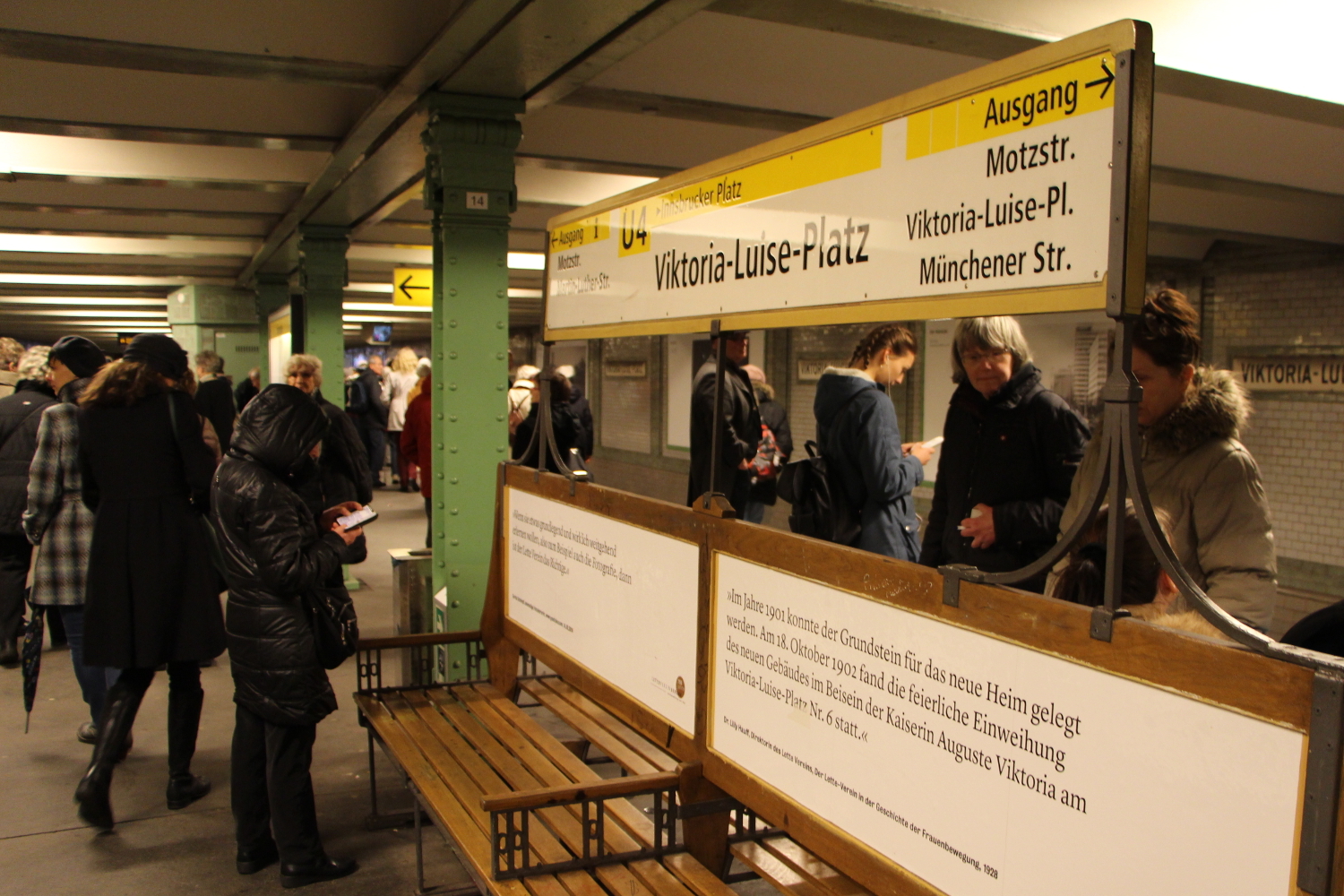 Die Teilnehmenden des Kiezspaziergangs mischten sich unter die wartenden Fahrgäste der BVG