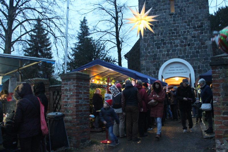 Weihnachtsstände vor der Dorfkirche