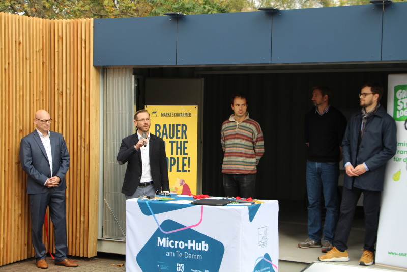 Fünf Personen stehen vor dem MicroHub.