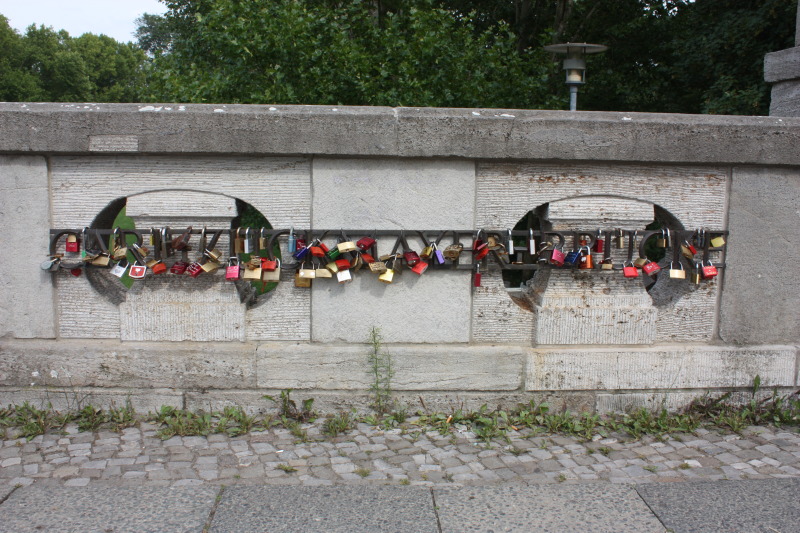 Gedenken mit Schlössern auf der Carl-Zuckmayer-Brücke