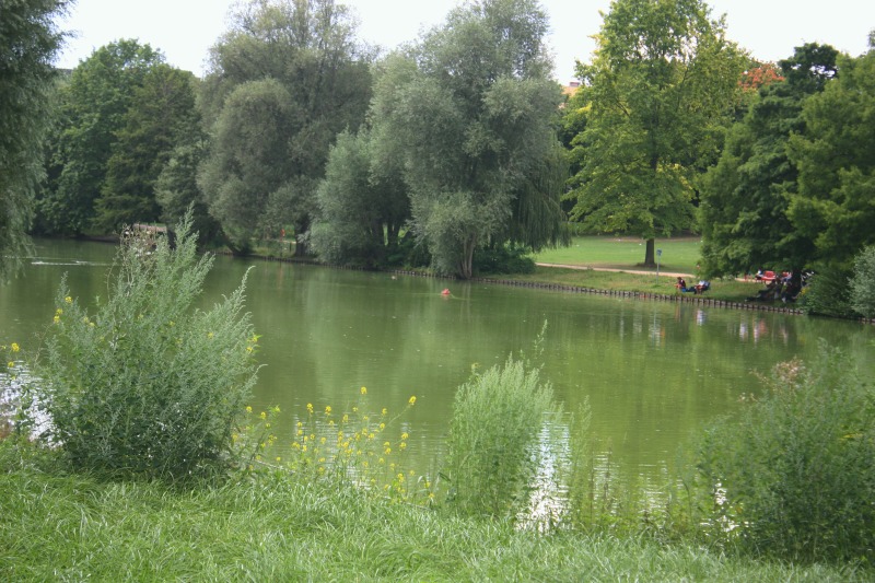 Modellboote auf dem Teich im Volkspark Mariendorf