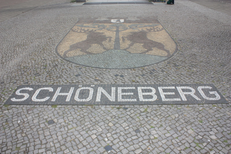 Wappen von Schöneberg vor dem U-Bahneingang 