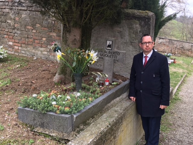 Bezirksbürgermeister Oliver Igel am Grab von Don Ugoletti