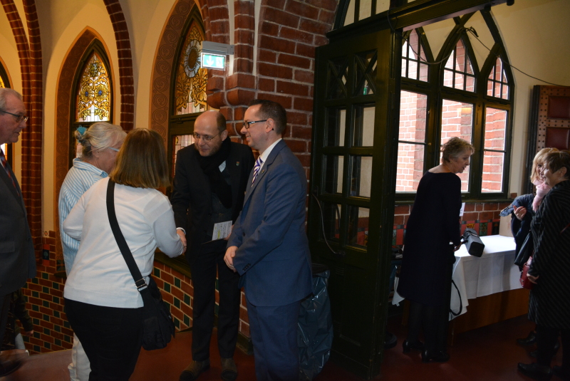 BVV-Vorsteher Peter Groos und Bezirksbürgermeister Oliver Igel begrüßen die Gäste