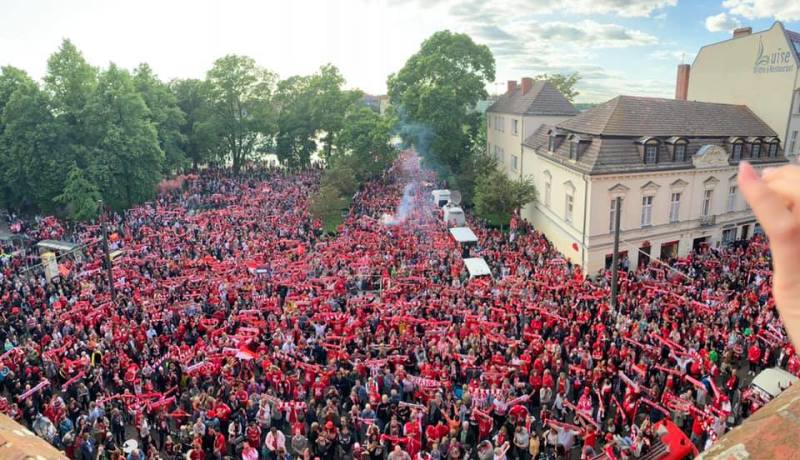 Fans des 1.FC Union vor dem Rathaus Köpenick