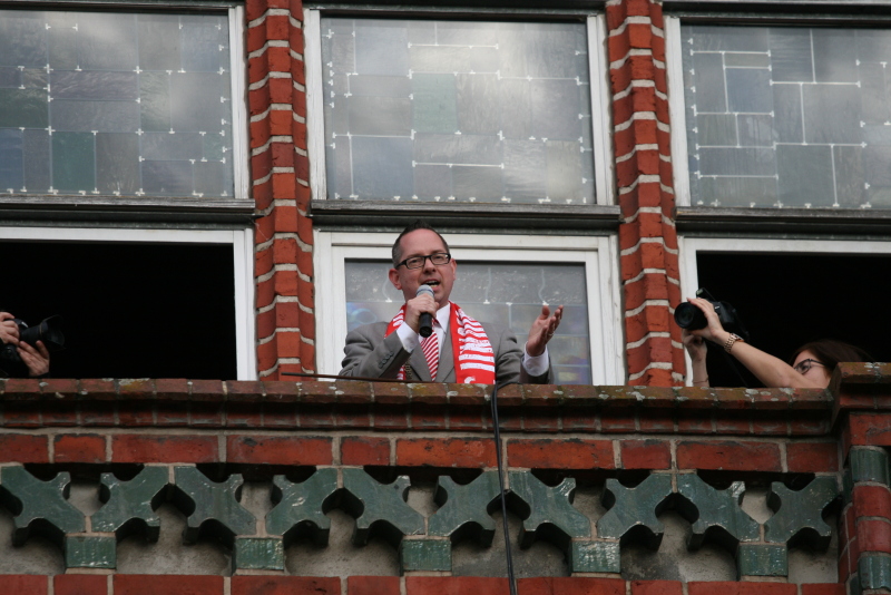 Bezirksbürgermeister Oliver Igel spricht vom Balkon des Rathauses Köpenick zu den Fans des 1. FC Union Berlin