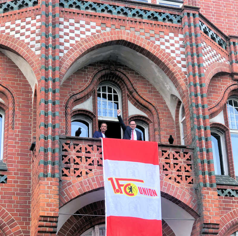 Bezirksbürgermeister Igel jubelt zum Aufstieg des 1. FC Union Berlin auf dem Balkon im Rathaus Köpenick